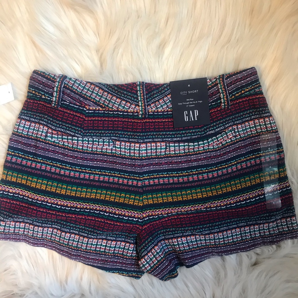 GAP Mid Rise City Short - Picture 3 of 5
